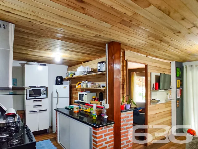 CASA DE ESQUINA COM TERRENO ESPAÇOSO NO BAIRRO PET