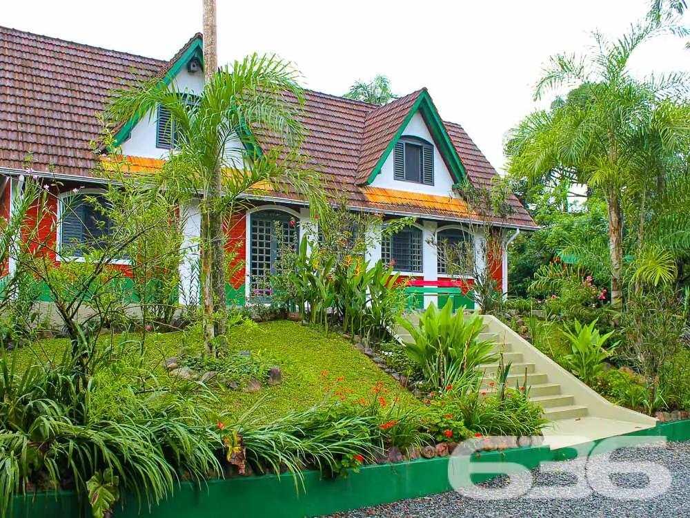 CHÁCARA COM ARQUITETURA GERMÂNICA - COM MAIS DE 40
