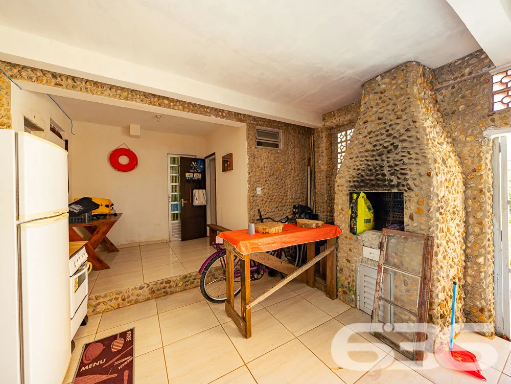 CASA FUNDOS PARA O RIO À VENDA EM BALNEÁRIO BARRA 