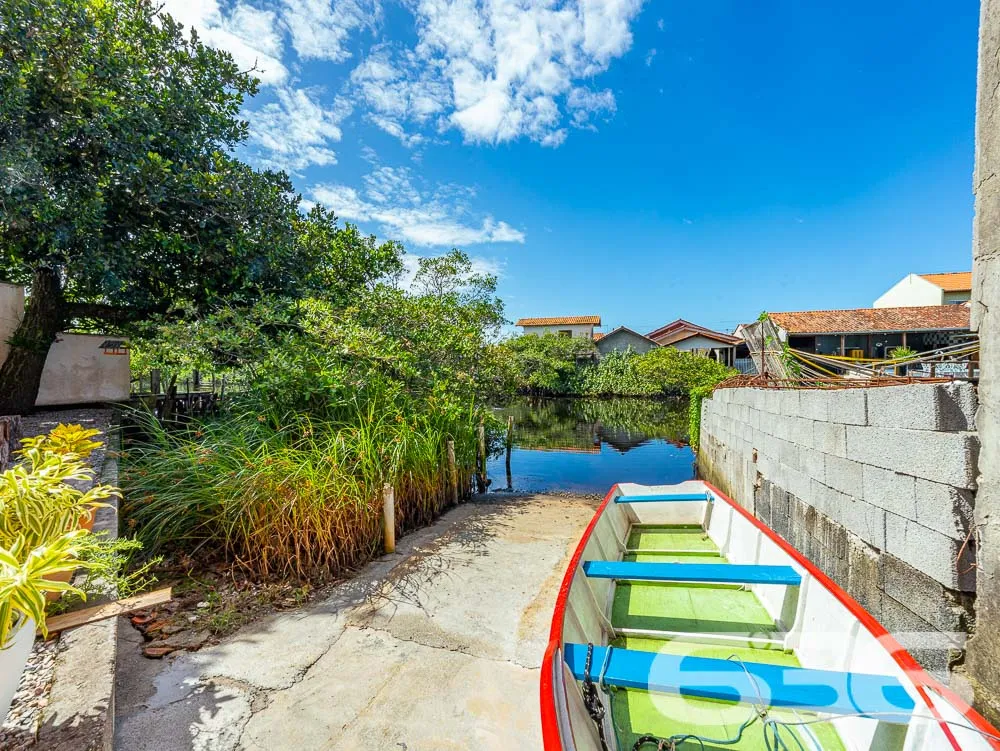 CASA FUNDOS PARA O RIO À VENDA EM BALNEÁRIO BARRA 