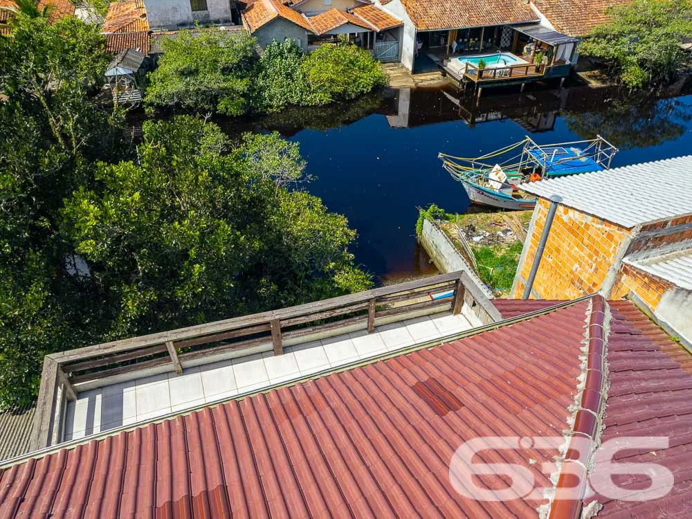 CASA FUNDOS PARA O RIO À VENDA EM BALNEÁRIO BARRA 