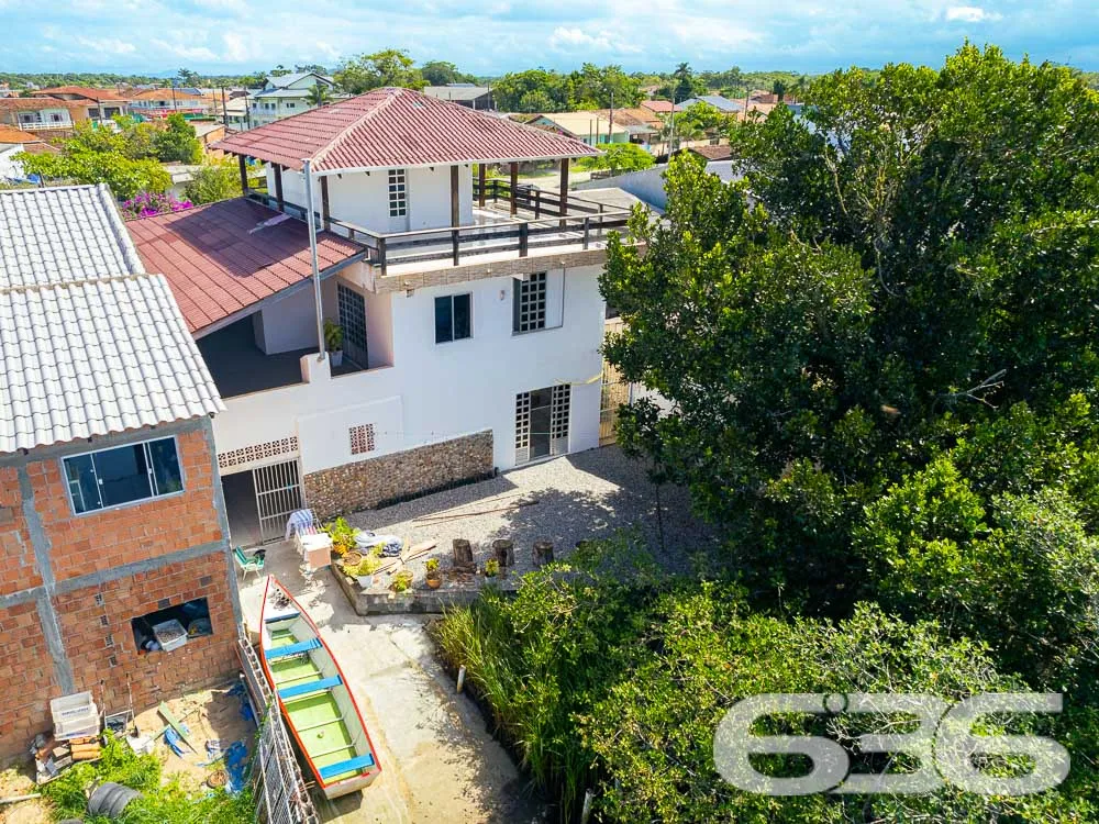 CASA FUNDOS PARA O RIO À VENDA EM BALNEÁRIO BARRA 