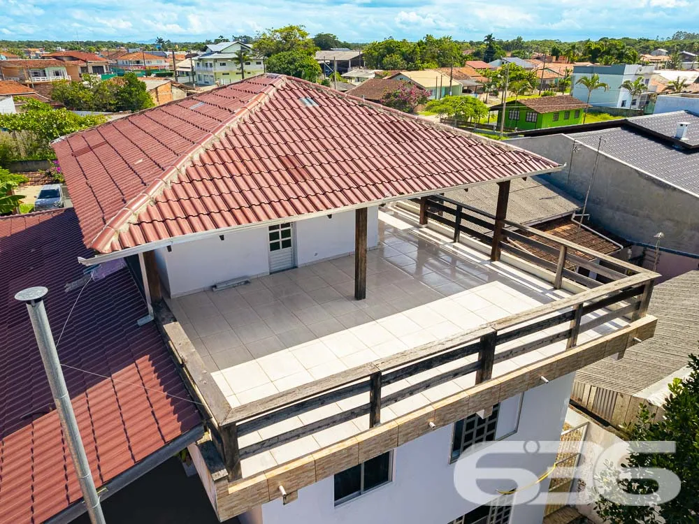 CASA FUNDOS PARA O RIO À VENDA EM BALNEÁRIO BARRA 