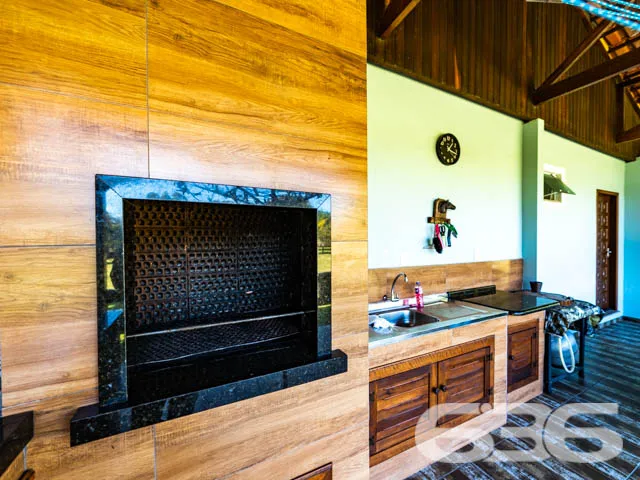 MARAVILHOSA CHÁCARA NO BAIRRO PINHEIROS EM BALNEÁR