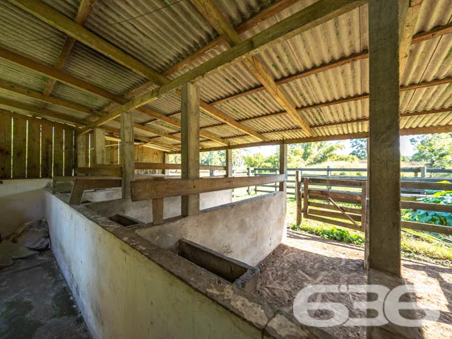 MARAVILHOSA CHÁCARA NO BAIRRO PINHEIROS EM BALNEÁR