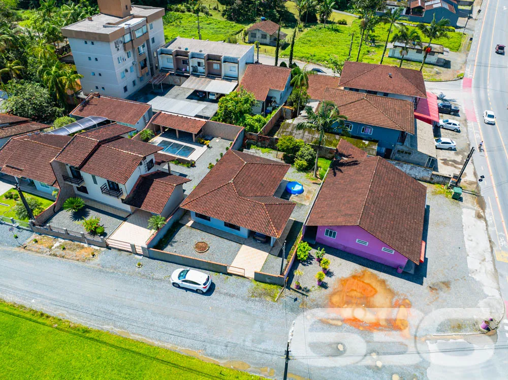 Ampla casa térrea com laje, terreno espaçoso e exc