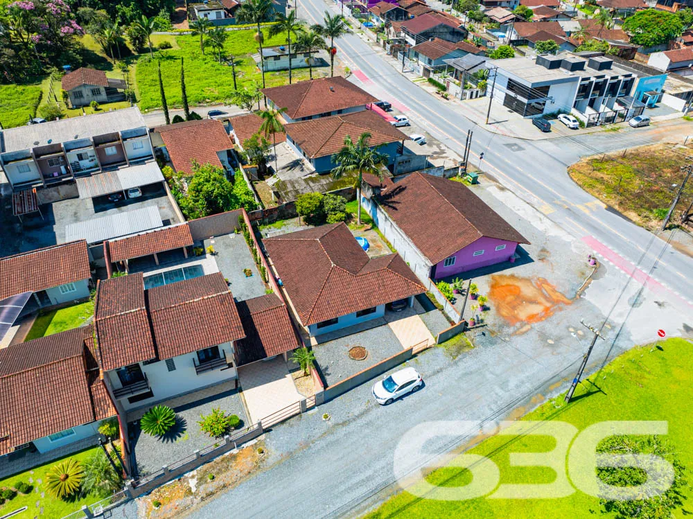 Ampla casa térrea com laje, terreno espaçoso e exc