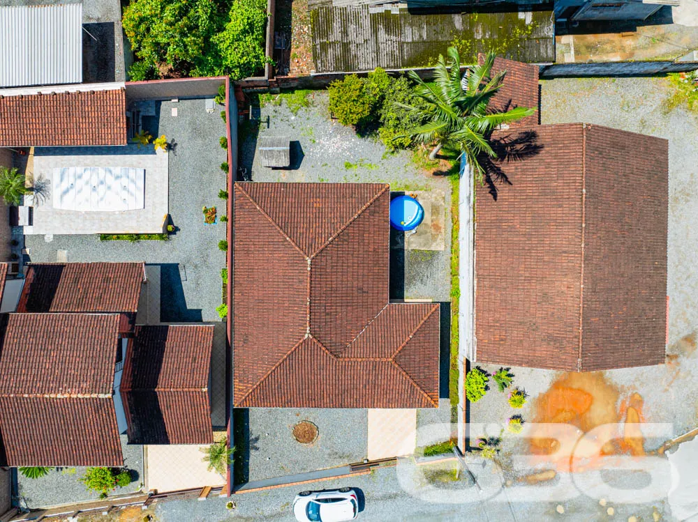 Ampla casa térrea com laje, terreno espaçoso e exc