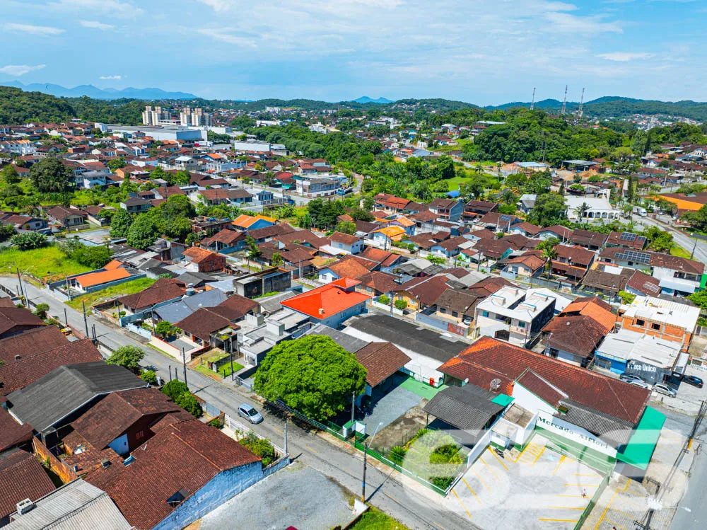 Ampla casa térrea com laje, terreno espaçoso e exc