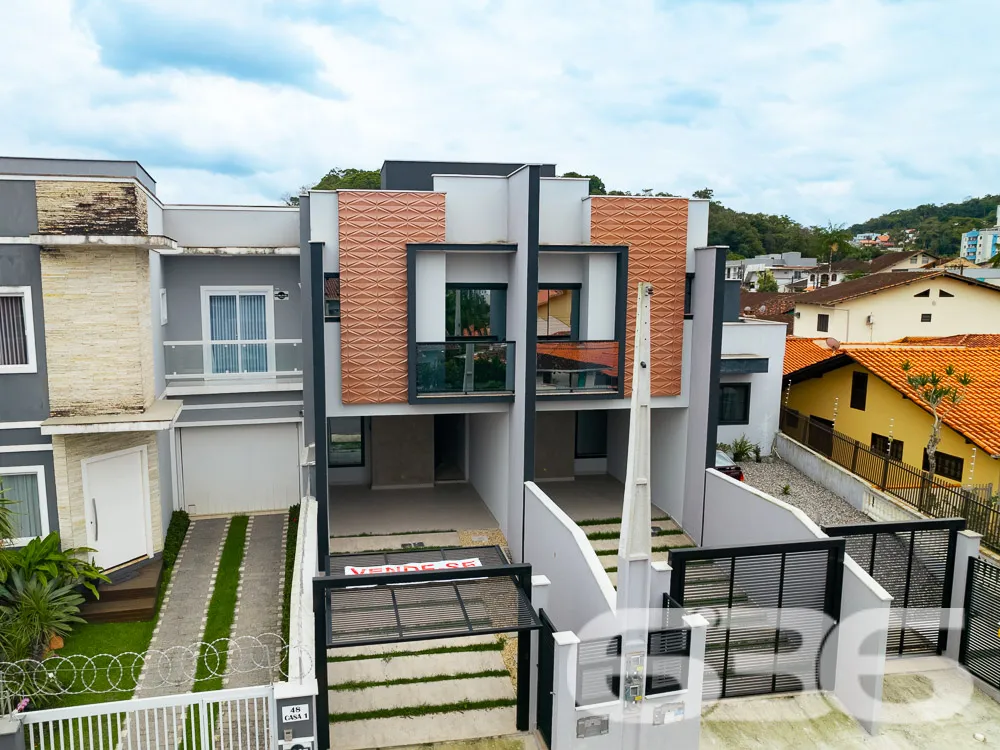 IMÓVEL COM SUÍTE + 2 QUARTOS NO BAIRRO SAGUAÇU

Ap