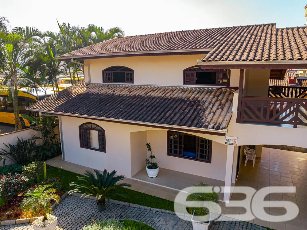 BELA CASA A VENDA, VENHA CONHECER ESTE IMÓVEL NO B