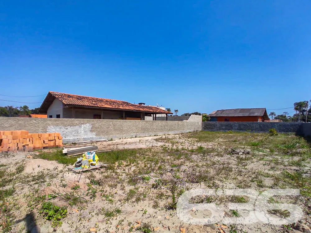 VENDE-SE TERRENO DE ESQUINA PRÓXIMO AO CANAL DO LI