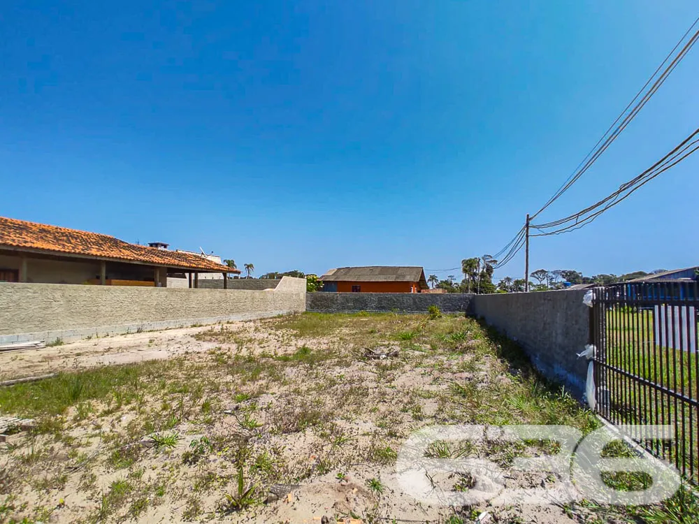 VENDE-SE TERRENO DE ESQUINA PRÓXIMO AO CANAL DO LI