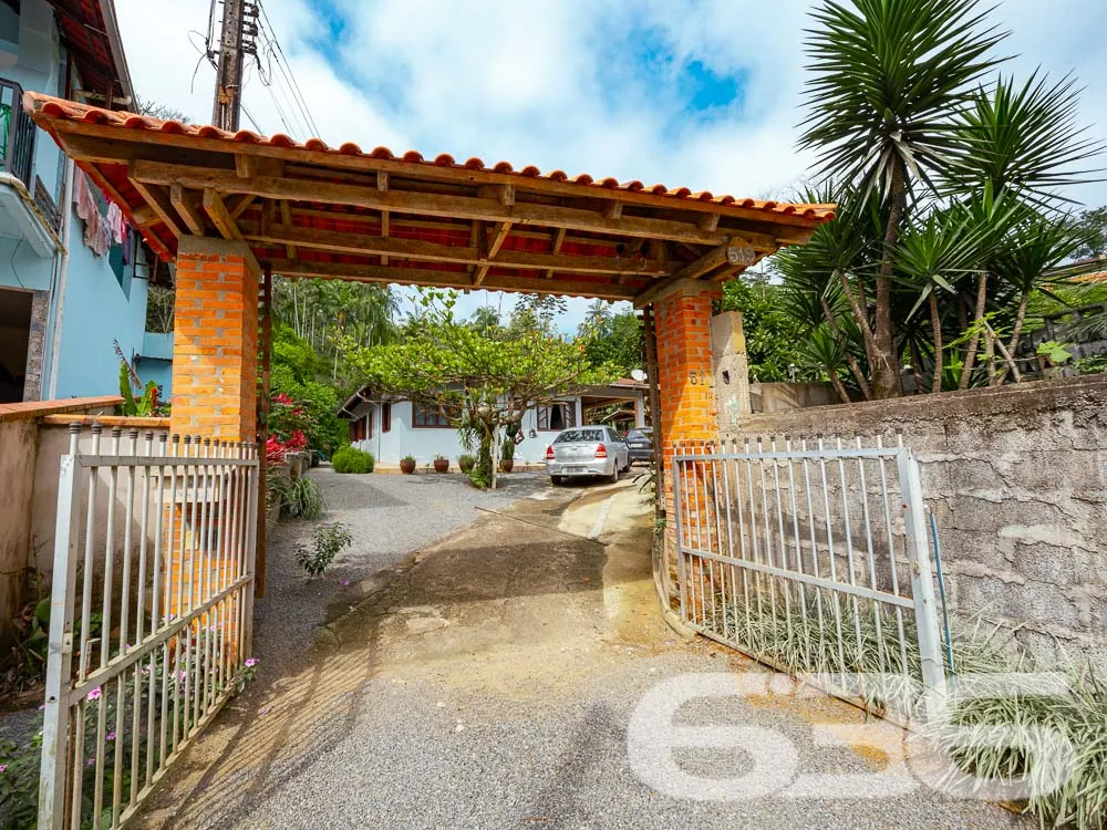 CASA COM LAGO E AMPLO TERRENO EM JARAGUÁ DO SUL!


