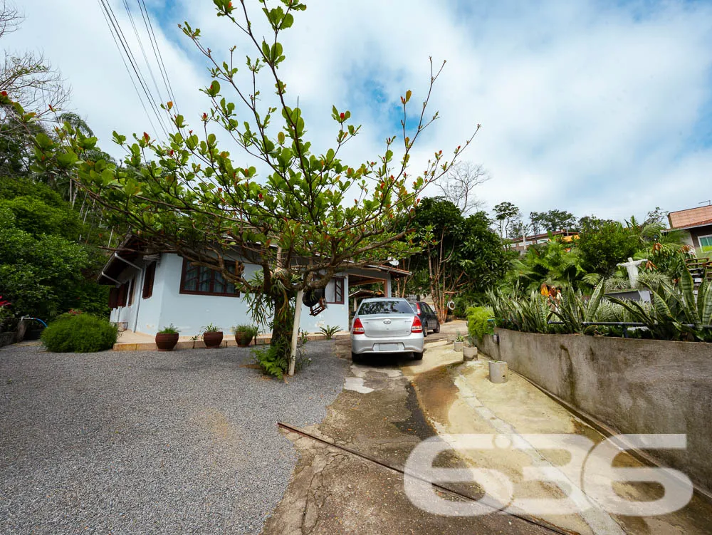 CASA COM LAGO E AMPLO TERRENO EM JARAGUÁ DO SUL!

