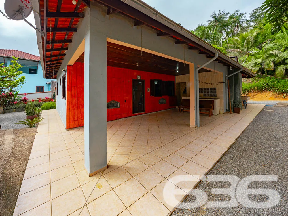 CASA COM LAGO E AMPLO TERRENO EM JARAGUÁ DO SUL!

