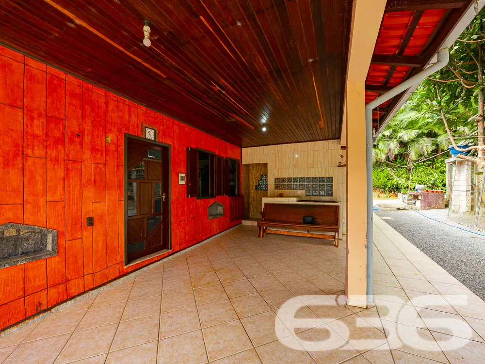 CASA COM LAGO E AMPLO TERRENO EM JARAGUÁ DO SUL!

