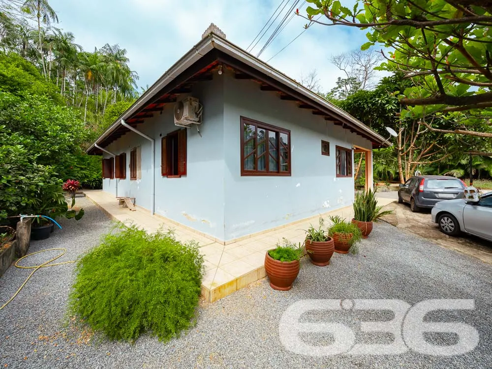 CASA COM LAGO E AMPLO TERRENO EM JARAGUÁ DO SUL!

