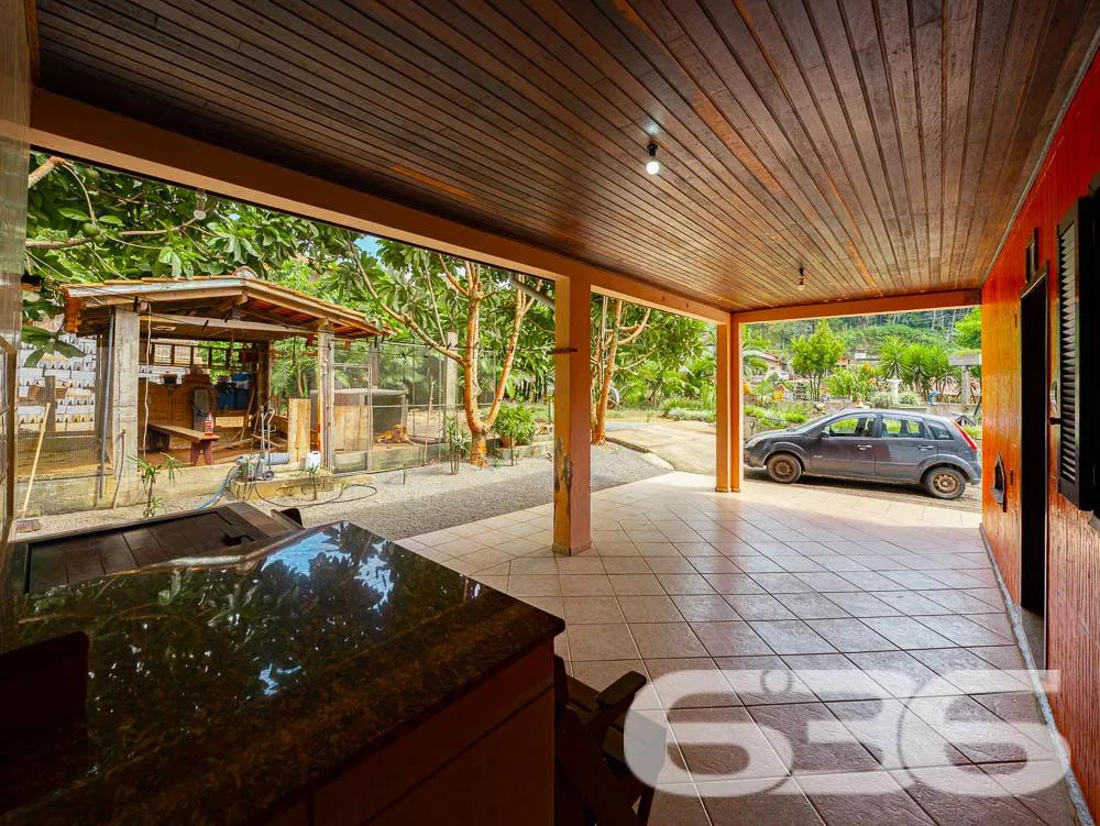 CASA COM LAGO E AMPLO TERRENO EM JARAGUÁ DO SUL!

