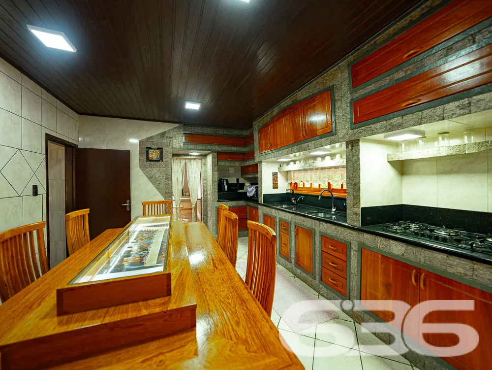 CASA COM LAGO E AMPLO TERRENO EM JARAGUÁ DO SUL!

