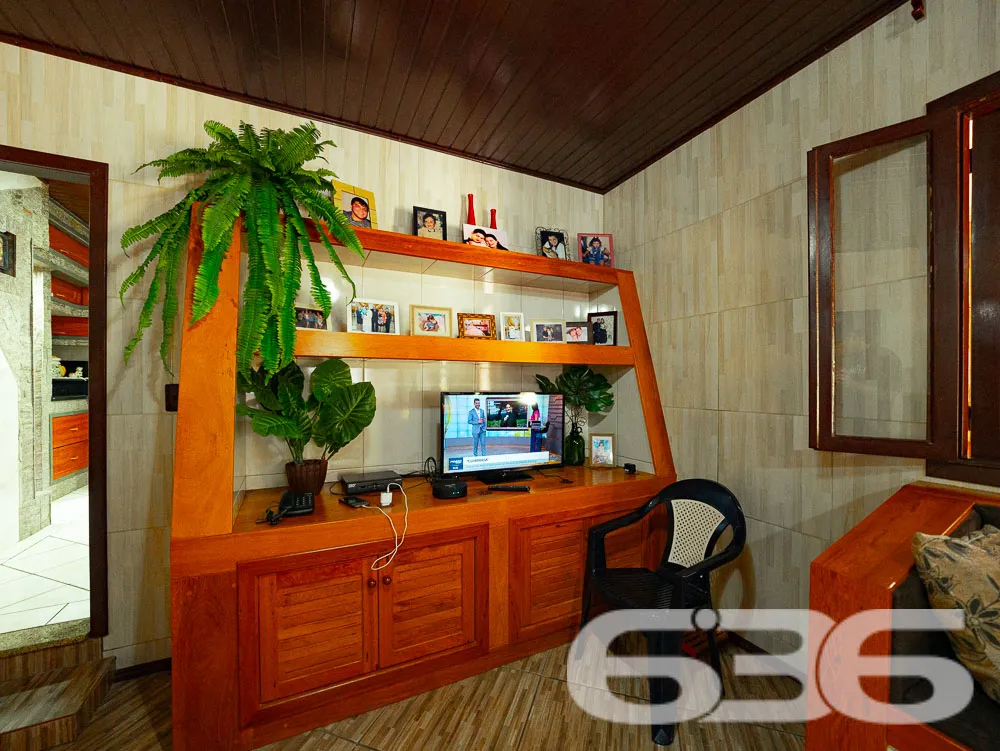 CASA COM LAGO E AMPLO TERRENO EM JARAGUÁ DO SUL!

