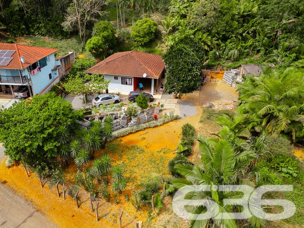 CASA COM LAGO E AMPLO TERRENO EM JARAGUÁ DO SUL!

