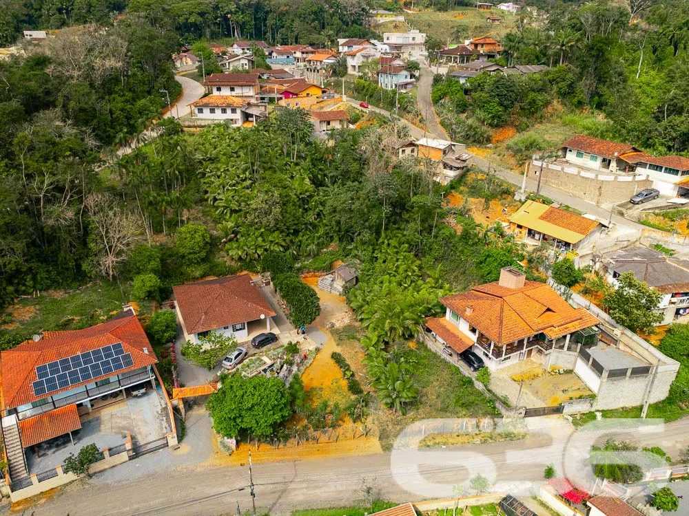 CASA COM LAGO E AMPLO TERRENO EM JARAGUÁ DO SUL!

