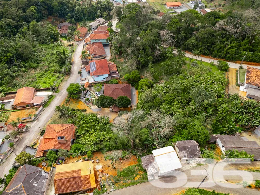 CASA COM LAGO E AMPLO TERRENO EM JARAGUÁ DO SUL!


