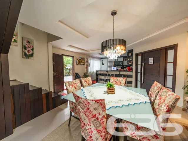 VENDE-SE SOBRADO COM 3 SUÍTES NO PARQUE GUARANI!

