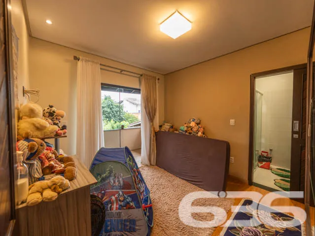 VENDE-SE SOBRADO COM 3 SUÍTES NO PARQUE GUARANI!

