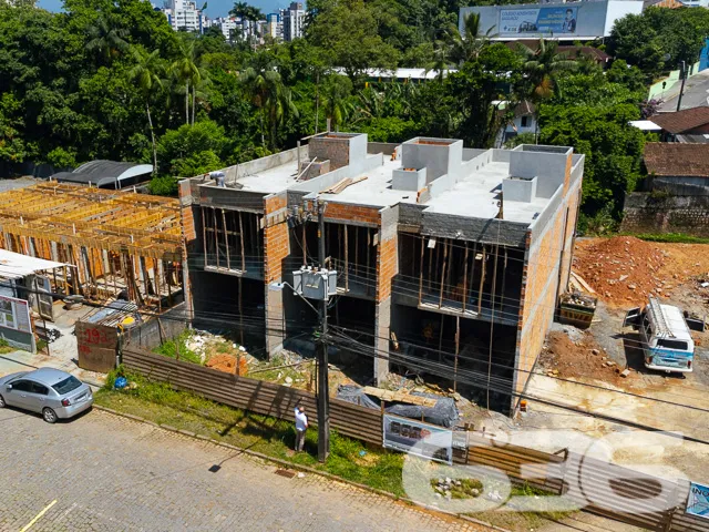 IMÓVEL COM SUÍTE E CLOSET + 2 DORMITÓRIOS NO BAIRR