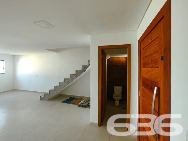 VENDE-SE SOBRADO COM SUÍTE + DORMITÓRIO NO BAIRRO 