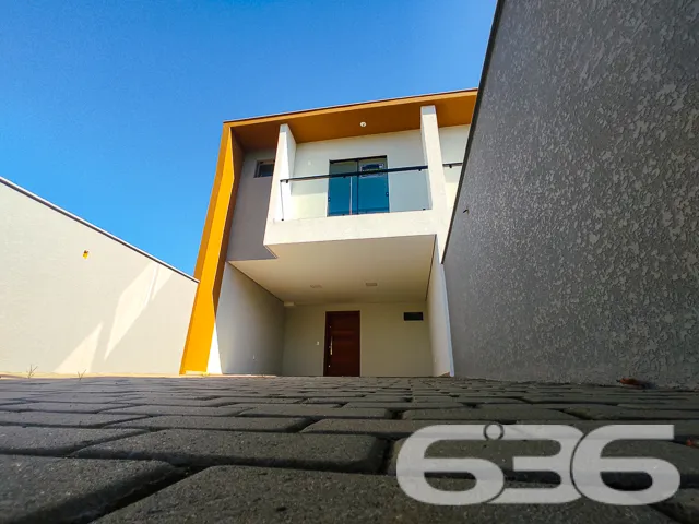 VENDE-SE SOBRADO COM SUÍTE + DORMITÓRIO NO BAIRRO 