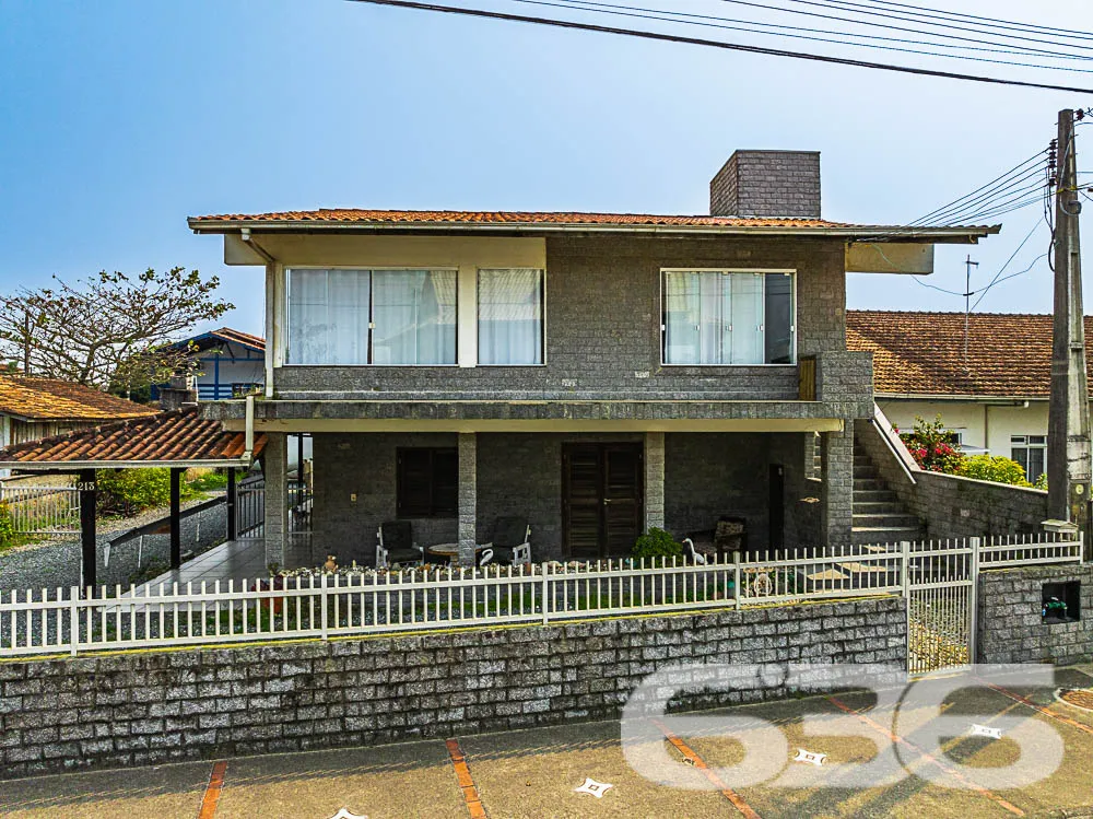 Apresentamos um excelente sobrado no coração de Ba