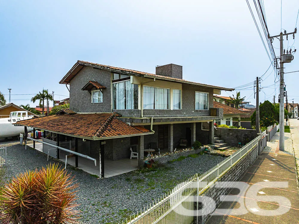 Apresentamos um excelente sobrado no coração de Ba