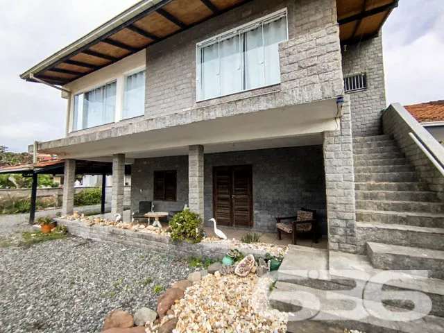 Apresentamos um excelente sobrado no coração de Ba