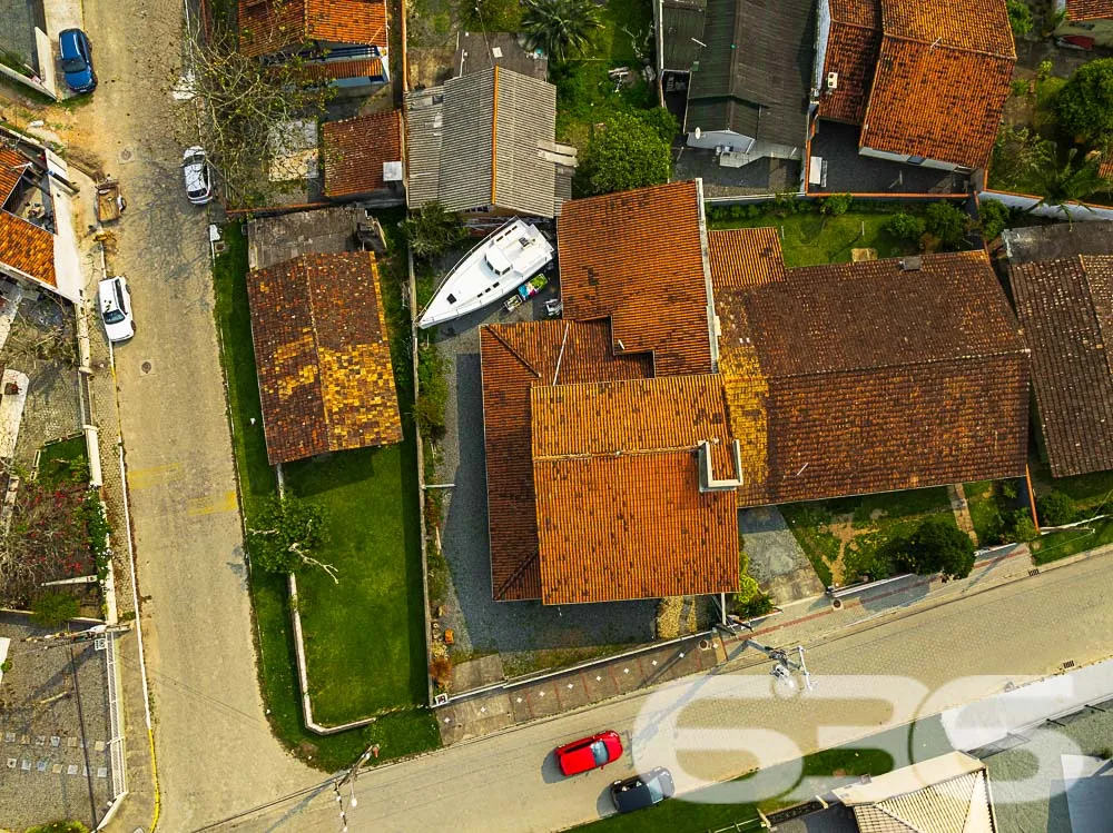 Apresentamos um excelente sobrado no coração de Ba