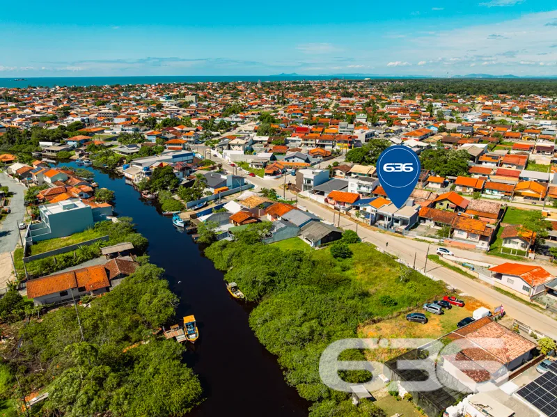 Casa à venda no Centro de Balneário Barra do Sul/S