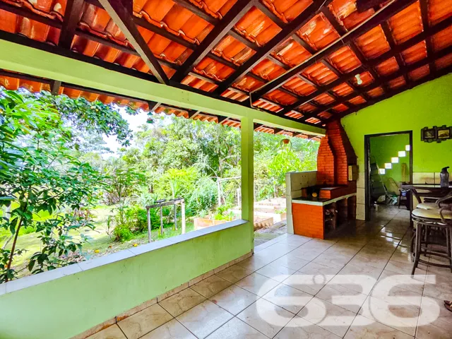 Descubra o Encanto Rústico e Moderno desta Chácara