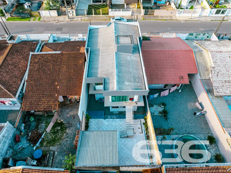 ImĂłvel Ă venda com 2 residĂȘncias independentes Ă v