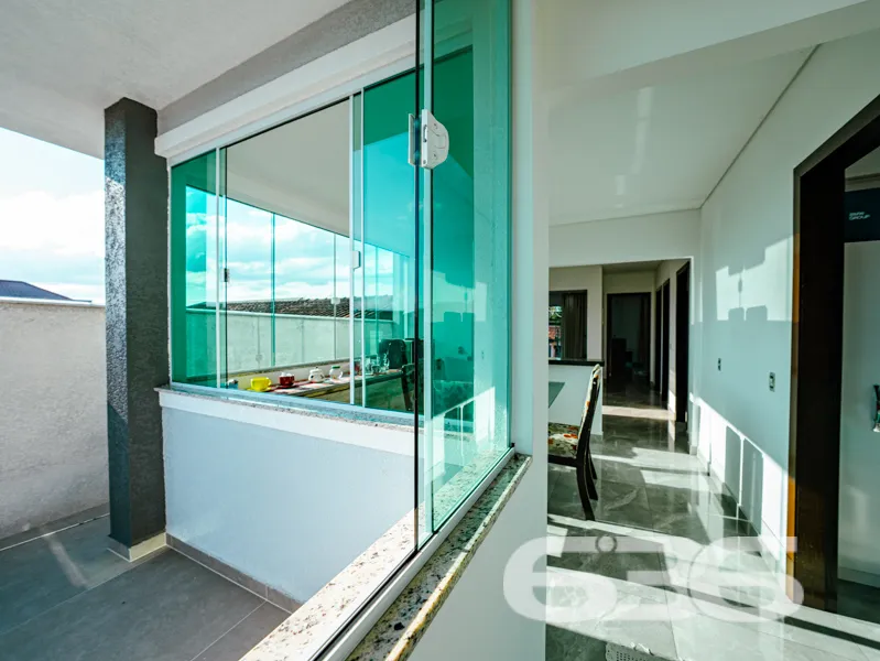 ImĂłvel Ă venda com 2 residĂȘncias independentes Ă v