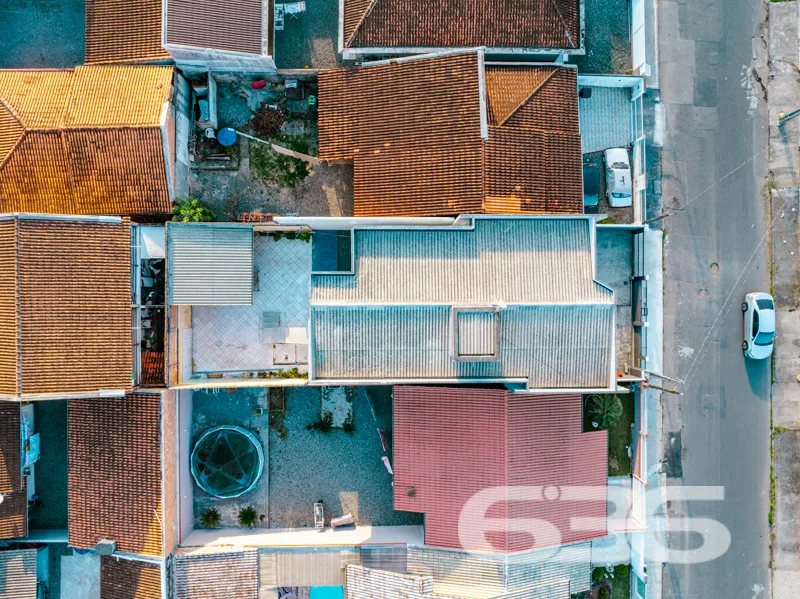 ImĂłvel Ă venda com 2 residĂȘncias independentes Ă v