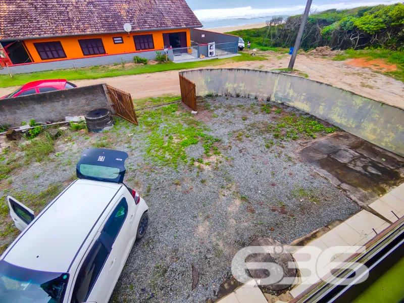 Pé na areia, vista eterna para o mar e a liberdade