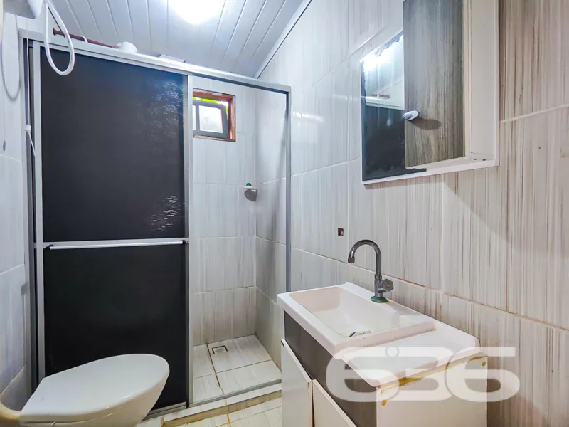 Pé na areia, vista eterna para o mar e a liberdade