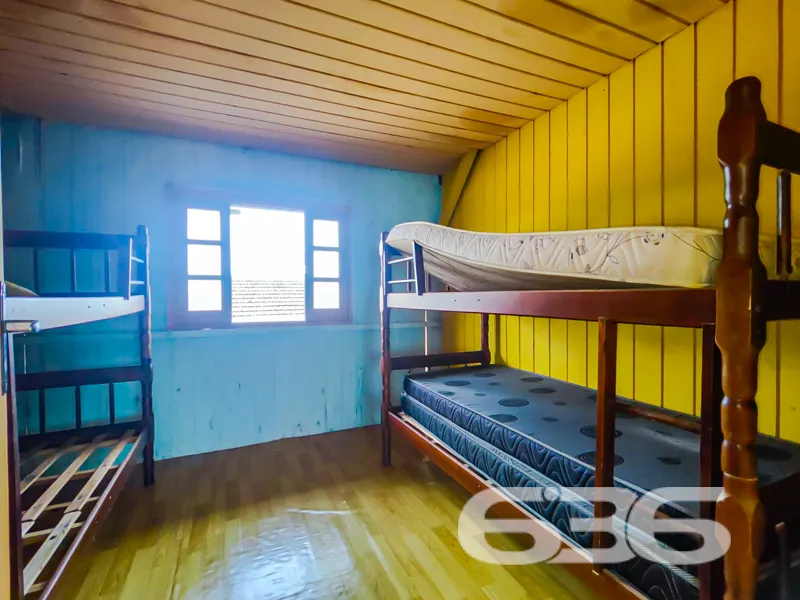 Pé na areia, vista eterna para o mar e a liberdade