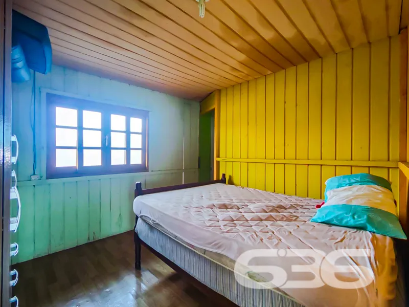 Pé na areia, vista eterna para o mar e a liberdade