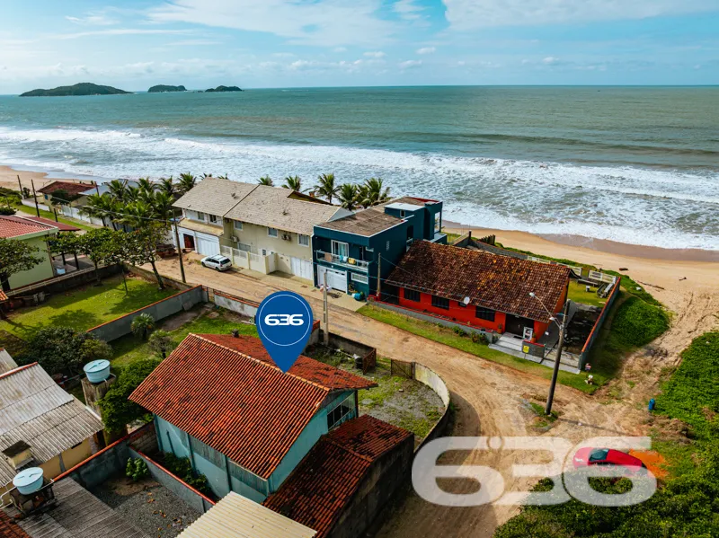 Pé na areia, vista eterna para o mar e a liberdade