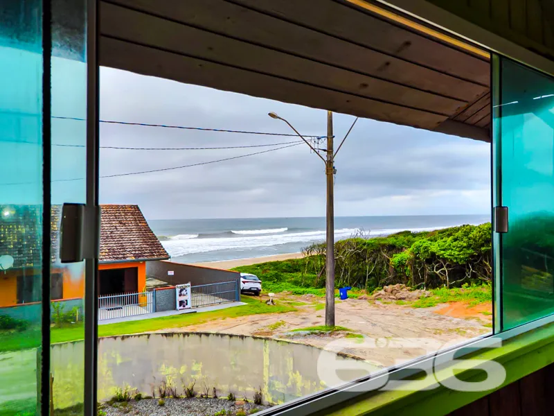 Pé na areia, vista eterna para o mar e a liberdade