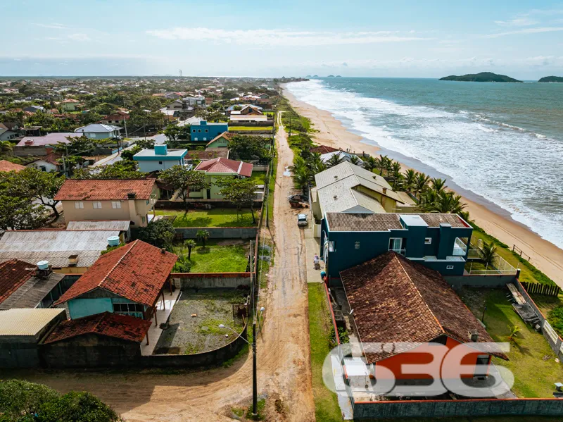 Pé na areia, vista eterna para o mar e a liberdade