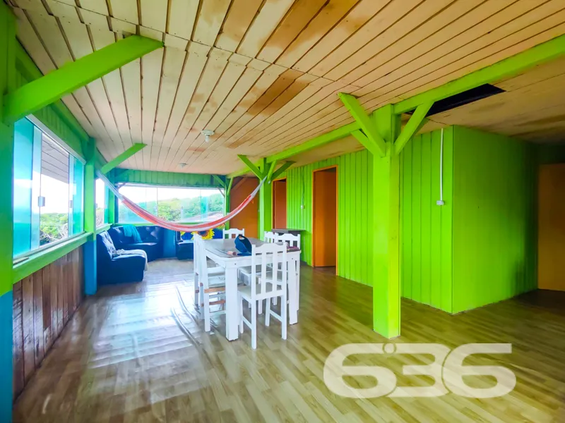 Pé na areia, vista eterna para o mar e a liberdade